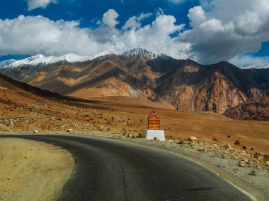 Ladakh Dağı yolu, Kuzey Hindistan. Ladakh 'ın güzel manzarası, Hindistan' ın en yüksek yaylası..