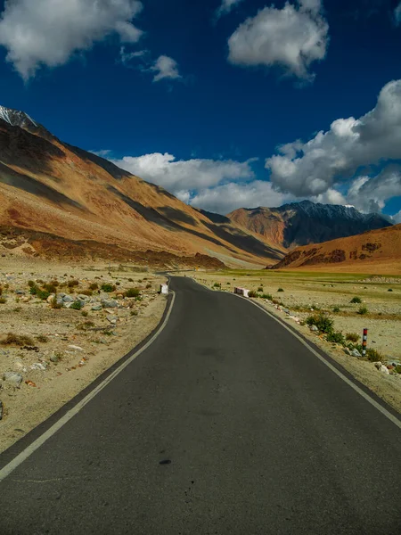 Ladakh Dağı yolu, Kuzey Hindistan. Ladakh 'ın güzel manzarası, Hindistan' ın en yüksek yaylası..