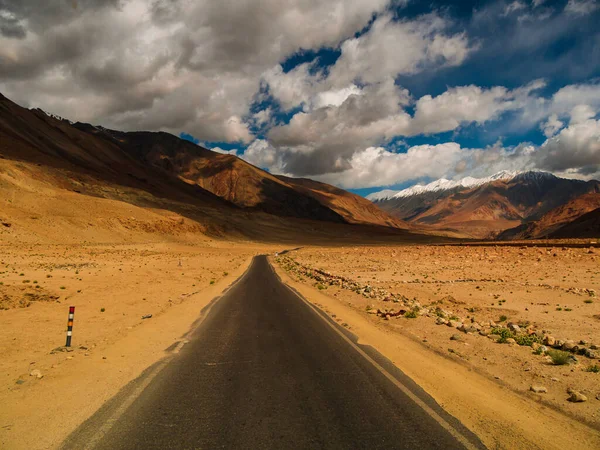 Ladakh Dağı yolu, Kuzey Hindistan. Ladakh 'ın güzel manzarası, Hindistan' ın en yüksek yaylası..