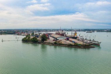 Güzel gün batımında limandaki kargo gemisinin hava görüntüsü.