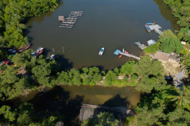 Mangrove ormanındaki balıkçı evlerinin hava manzarası.