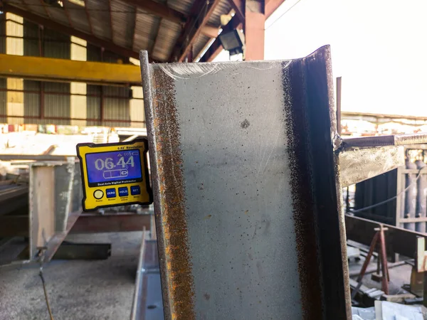 Measuring Angle Degree Steel Beam Dual Axis Digital Protractor Check — Stockfoto