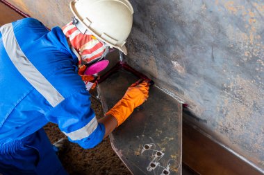 Yıkıcı Olmayan Test (NDT) için kaynak içine fırça uygulamak için adım İşlem Sızma Testi (PT).