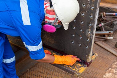 Yıkıcı Olmayan Test (NDT) için kaynak içine fırça uygulamak için adım İşlem Sızma Testi (PT).