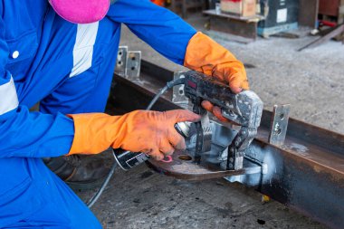 Endüstriyel fabrikada Yıkım Olmayan Testin (NDT) Manyetik Parçacık Testi (MT) ile kaynaklanan arıza kontrol ediliyor.