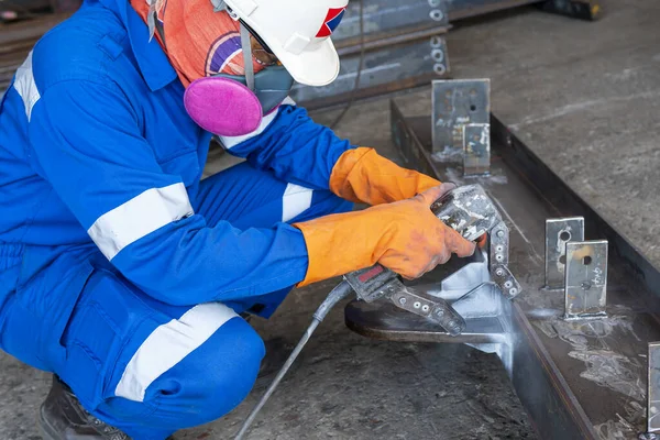 Endüstriyel fabrikada Yıkım Olmayan Testin (NDT) Manyetik Parçacık Testi (MT) ile kaynaklanan arıza kontrol ediliyor.