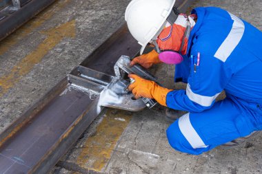 Endüstriyel fabrikada Yıkım Olmayan Testin (NDT) Manyetik Parçacık Testi (MT) ile kaynaklanan arıza kontrol ediliyor.