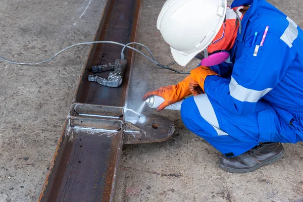 Manyetik Parçacık Testi (MT) ile Yıkıcı Olmayan Test (NDT) yapmadan önce kaynaklı yüzeyde sprey beyaz karşıtlığı kullanmak için adım).