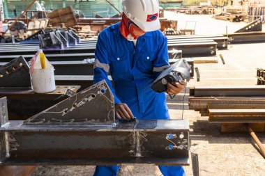 Müfettişler kaynaklı çelik h-ışını arızalarını kontrol ediyorlar. Yıkım-Olmayan Testin (NDT) ultrasonik test (UT) işlemiyle birleşik ekleme ekliyorlar.)