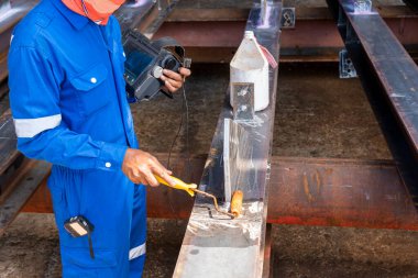 Müfettişler, Yıkıcı Olmayan Testin (NDT) Ultrasonik Testi (UT) ile test edilmeden önce yüzeyi hazırlarlar.)