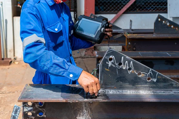 Müfettişler kaynaklı çelik h-ışını arızalarını kontrol ediyorlar. Yıkım-Olmayan Testin (NDT) ultrasonik test (UT) işlemiyle birleşik ekleme ekliyorlar.)