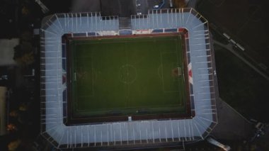 Doğal yeşil çimleri olan büyük modern futbol stadyumu.