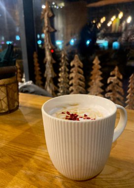 Bir kupa taze demlenmiş kapuçino ve çikolata parçaları.