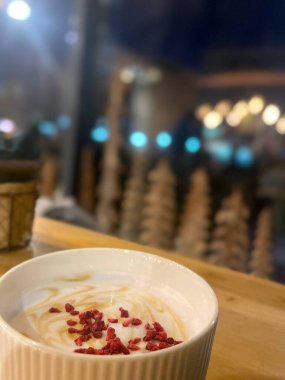 Bir kupa taze demlenmiş kapuçino ve çikolata parçaları.