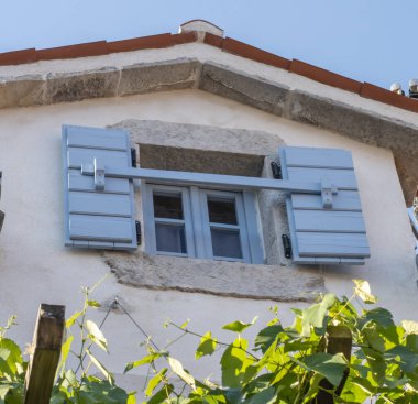 Kepenkli mavi ahşap bir pencere. Kapatın. Ayrıntı.