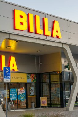 Zarnovica, Slovakya - 28 Ekim 2021: Süpermarket Billa Tabelası. Marka logosu. BILLA, Avrupa 'da faaliyet gösteren bir Avusturya süpermarket zinciri..