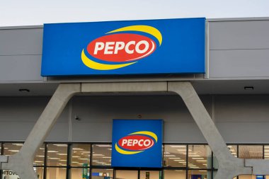 Zarnovica, Slovakya - 28 Ekim 2021 Pepco mağaza tabelası. Marka logosu. Avrupa indirim mağazaları zinciri.