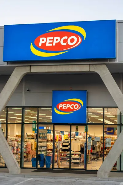 Zarnovica, Slovakya - 28 Ekim 2021 Pepco mağaza tabelası. Marka logosu. Avrupa indirim mağazaları zinciri.