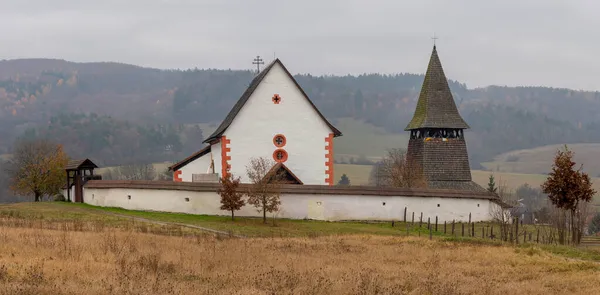 秋にはセリン村の聖マーティンのゴシック様式の教会 スロバキアだ ヨーロッパ — ストック写真