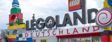 GUNZBURG, GERMANY - 7 Temmuz 2017: Legoland - Almanya, Bavyera 'daki eğlence parkı. Evlerin, kulelerin, kalelerin, makinelerin, şehirlerin ve sarayların heykelleri lego bloklarından yapılır..