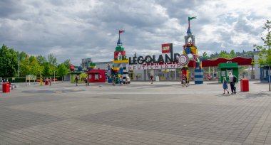 GUNZBURG, GERMANY - 7 Temmuz 2017: Legoland - Almanya, Bavyera 'daki eğlence parkı. Evlerin, kulelerin, kalelerin, makinelerin, şehirlerin ve sarayların heykelleri lego bloklarından yapılır..