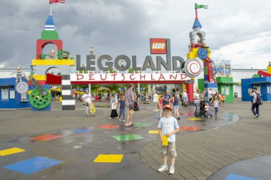 GUNZBURG, GERMANY - 7 Temmuz 2017: Legoland - Almanya, Bavyera 'daki eğlence parkı. Evlerin, kulelerin, kalelerin, makinelerin, şehirlerin ve sarayların heykelleri lego bloklarından yapılır..