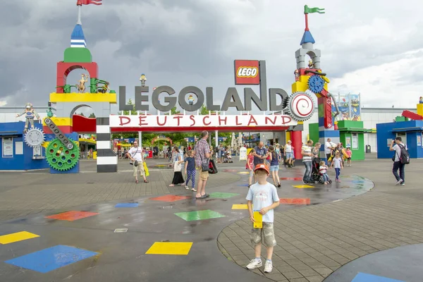 GUNZBURG, GERMANY - 7 Temmuz 2017: Legoland - Almanya, Bavyera 'daki eğlence parkı. Evlerin, kulelerin, kalelerin, makinelerin, şehirlerin ve sarayların heykelleri lego bloklarından yapılır..