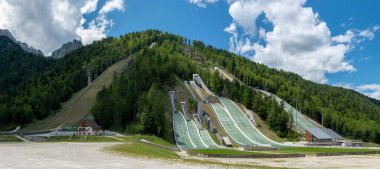 Yazın Planica Kayak tepeleri atlıyor. Planica İskandinav Merkezi. Julian Alps. Slovenya. Avrupa.