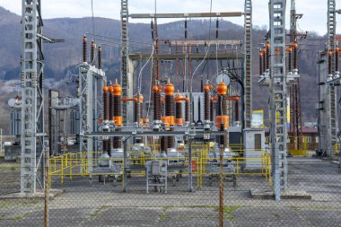 Yüksek voltajlı elektrik trafo istasyonu. Elektrik santrali. güç hattı.