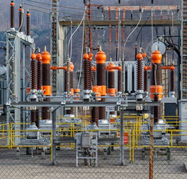 Yüksek voltajlı elektrik trafo istasyonu. Elektrik santrali. güç hattı.
