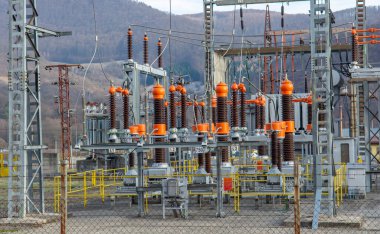 Yüksek voltajlı elektrik trafo istasyonu. Elektrik santrali. güç hattı.