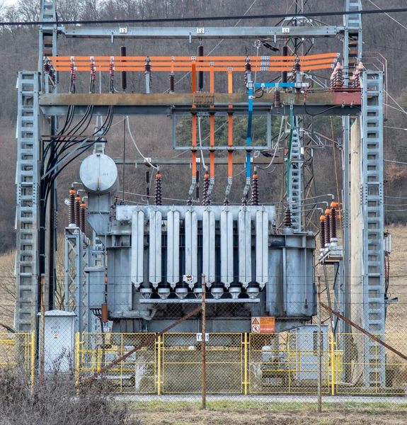 Podstacja Wysokiego Napięcia Transformatora Elektrycznego Elektrownia Linia Elektroenergetyczna — Zdjęcie stockowe