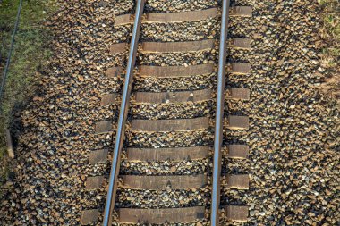 Tek raylı demiryolu hattı. Güneşli bir günde tek yönlü demiryolu hattını boşalt..