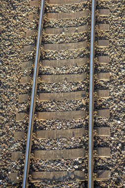 Tek raylı demiryolu hattı. Güneşli bir günde tek yönlü demiryolu hattını boşalt..