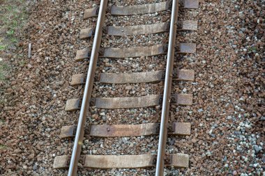 Tek raylı demiryolu hattı. Güneşli bir günde tek yönlü demiryolu hattını boşalt..