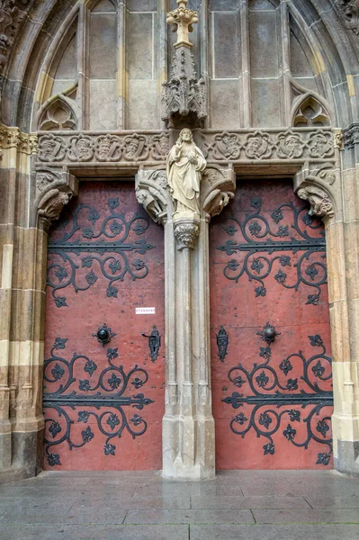 石の壁に黒い鉄の装飾が施されたアンティークの木製のドアをアーチ ハロンスキー ベナディク村にある聖ベネディクト教会の小聖堂 スロバキア — ストック写真