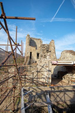 Ortaçağ Gotik Şatosu Reviste 'nin kalıntıları. Revistske Podzamcie Kalesi. Slovakya.