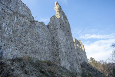 Ortaçağ Gotik Şatosu Reviste 'nin kalıntıları. Revistske Podzamcie Kalesi. Slovakya.