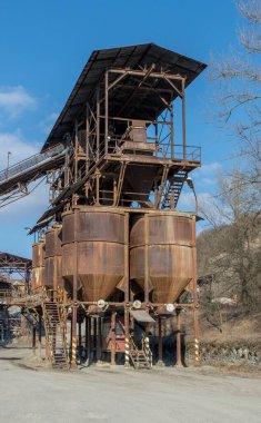 Eski bir taş ocağı. Madencilik ve taş ocağı ekipmanları. Granit çakıl taşı açık çukur kazma.