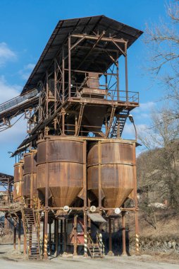Eski bir taş ocağı. Madencilik ve taş ocağı ekipmanları. Granit çakıl taşı açık çukur kazma.