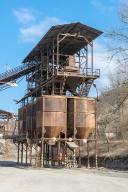 Eski bir taş ocağı. Madencilik ve taş ocağı ekipmanları. Granit çakıl taşı açık çukur kazma.
