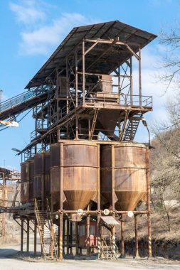Eski bir taş ocağı. Madencilik ve taş ocağı ekipmanları. Granit çakıl taşı açık çukur kazma.