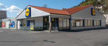 Nova Bana, Slovakya - 18 Mart 2022 Lidl Dükkan İşareti. Marka logosu. Lidl, dünya çapında 11.000 'den fazla mağaza işleten uluslararası indirimli bir Alman perakende satış zinciri..