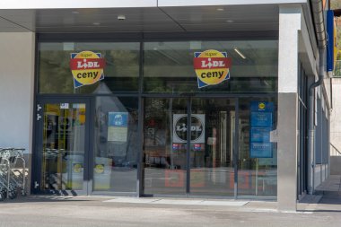 Nova Bana, Slovakya - 18 Mart 2022 Lidl Dükkan İşareti. Marka logosu. Lidl, dünya çapında 11.000 'den fazla mağaza işleten uluslararası indirimli bir Alman perakende satış zinciri..
