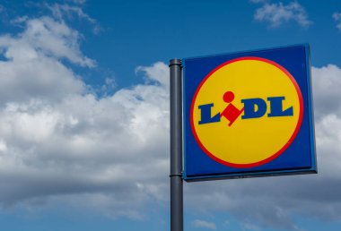 Nova Bana, Slovakya - 18 Mart 2022 Lidl Dükkan İşareti. Marka logosu. Lidl, dünya çapında 11.000 'den fazla mağaza işleten uluslararası indirimli bir Alman perakende satış zinciri..