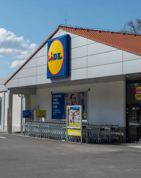 Nova Bana, Slovakya - 18 Mart 2022 Lidl Dükkan İşareti. Marka logosu. Lidl, dünya çapında 11.000 'den fazla mağaza işleten uluslararası indirimli bir Alman perakende satış zinciri..