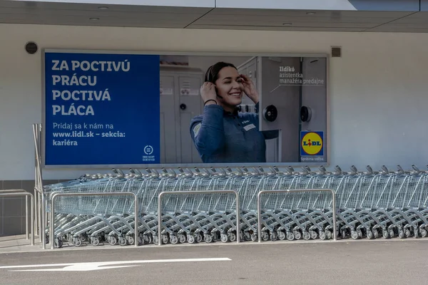 Nova Bana, Slovakya - 18 Mart 2022 Lidl Dükkan İşareti. Marka logosu. Lidl, dünya çapında 11.000 'den fazla mağaza işleten uluslararası indirimli bir Alman perakende satış zinciri..