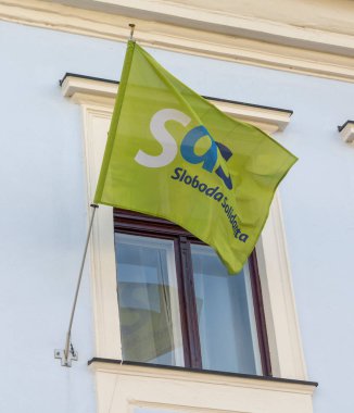 Banska Bystrica, Slovakya - 23 Nisan 2022: SaS 'in yanındaki duvarda yeşil bayrak, Sloboda a Solidarita. Özgürlük ve Dayanışma (Slovak: Sloboda a solidarita, SaS) Slovakya 'da bir liberal siyasi partidir..