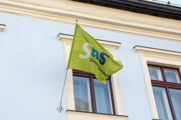 Banska Bystrica Eslovaquia Abril 2022 Bandera Verde Pared Junto Ventana — Foto de Stock