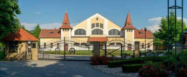 Topolcianky 'deki Ulusal Damızlık Çiftliği. Slovakya. Merkez, Avrupa 'nın en önemli üreme merkezlerinden biri olarak bilinir..